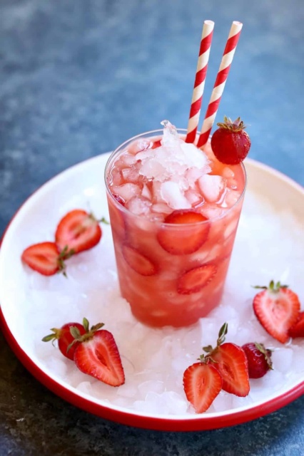 Strawberry Acai Kokteyl